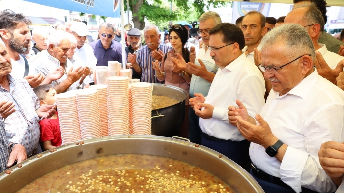 Vali Çiçek ile Başkan Büyükkılıç esnaf ve vatandaşa aşure dağıttı